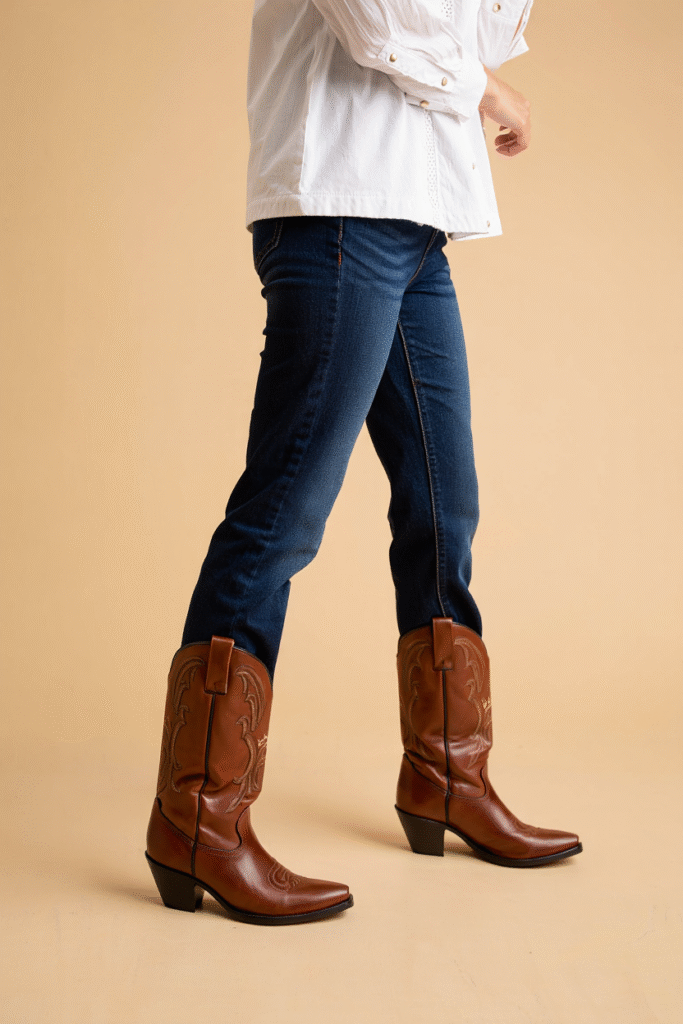 Bottes de cowboy marron portées avec un jean